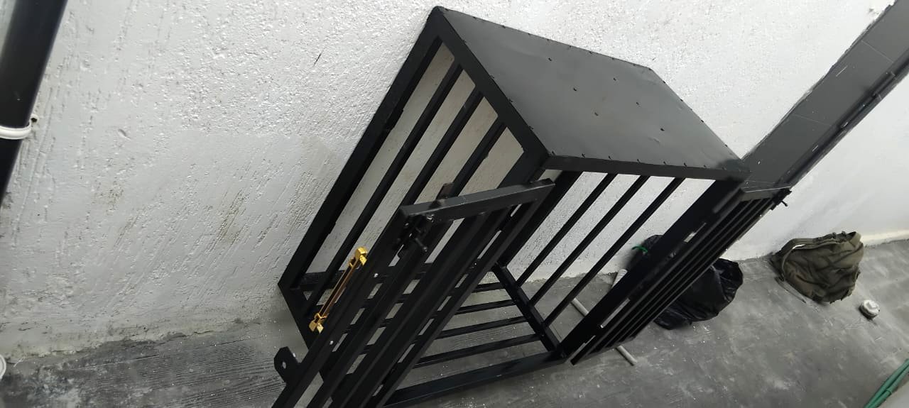 Double fixed gas cylinder cage