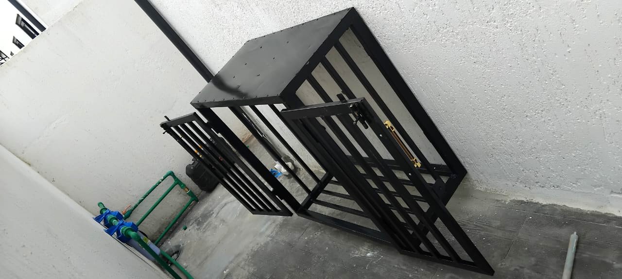 Double fixed gas cylinder cage