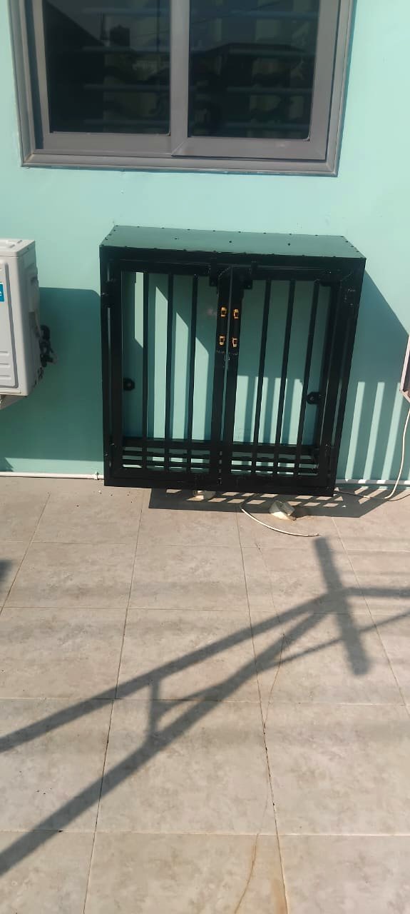 Double fixed gas cylinder cage