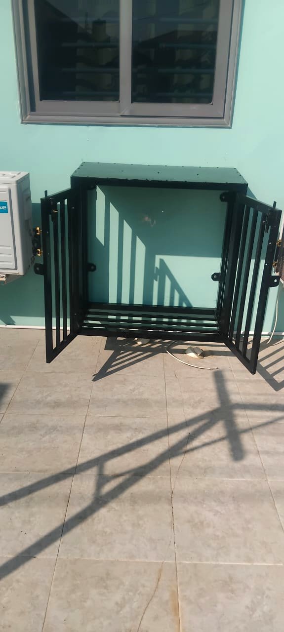 Double fixed gas cylinder cage