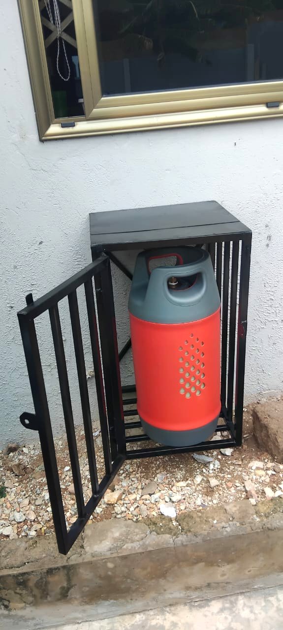 Single fixed gas cylinder cage