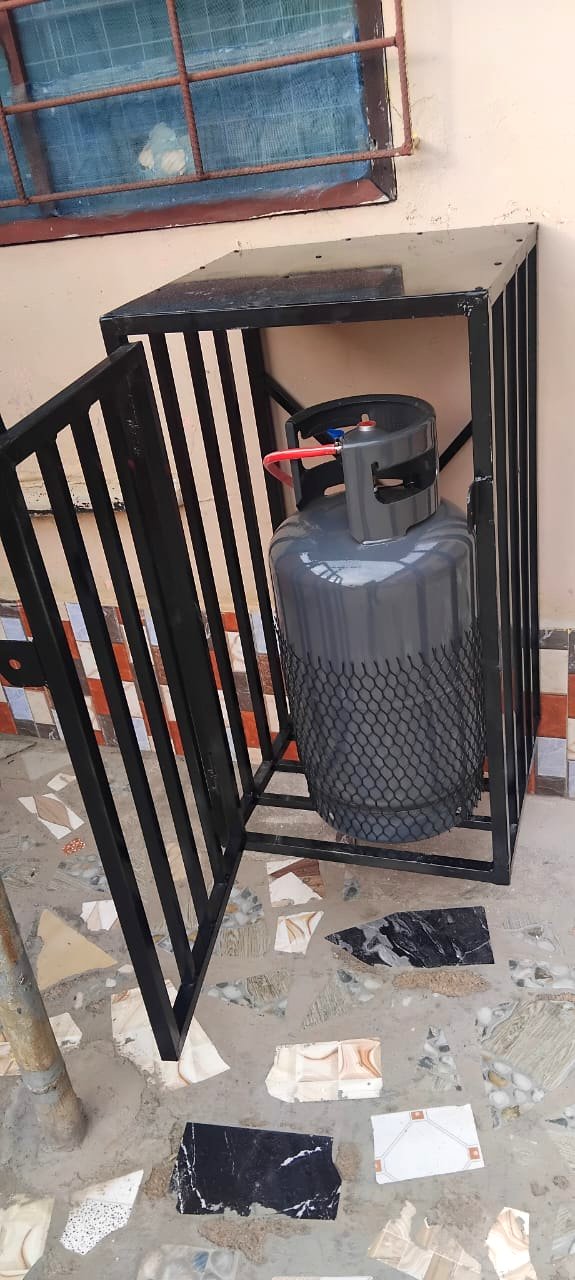 Single fixed gas cylinder cage