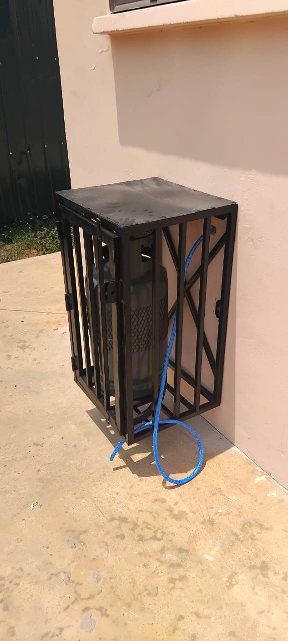 Single fixed gas cylinder cage