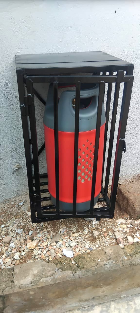 Single fixed gas cylinder cage