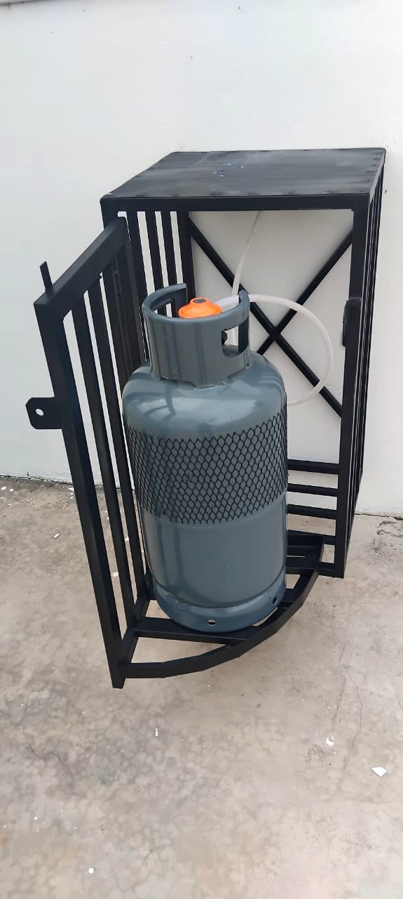 Single swinging-door gas cylinder cage